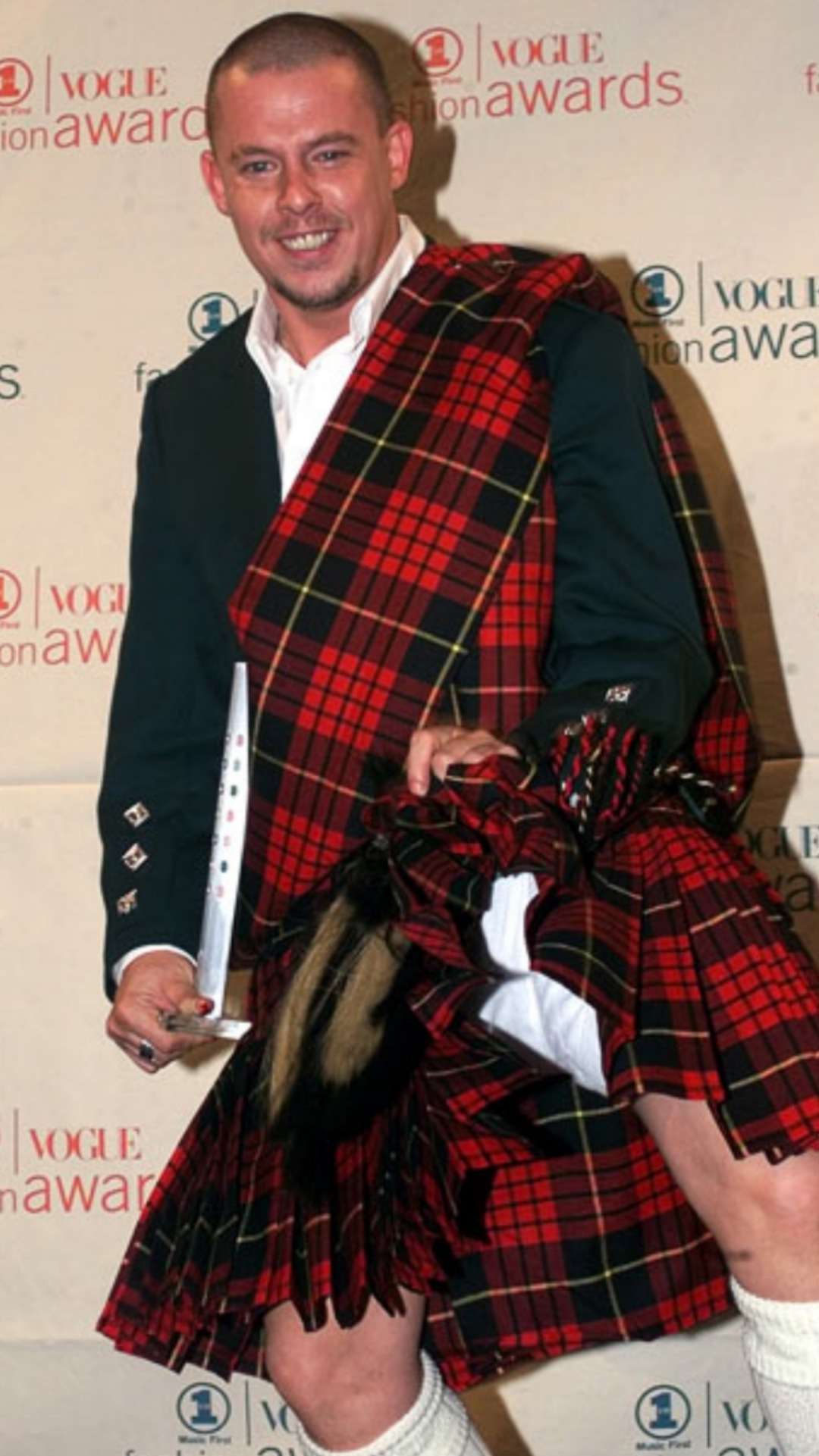 الکساندر مک‌کویین با لباسی از مجموعه Highland Rapeخودش