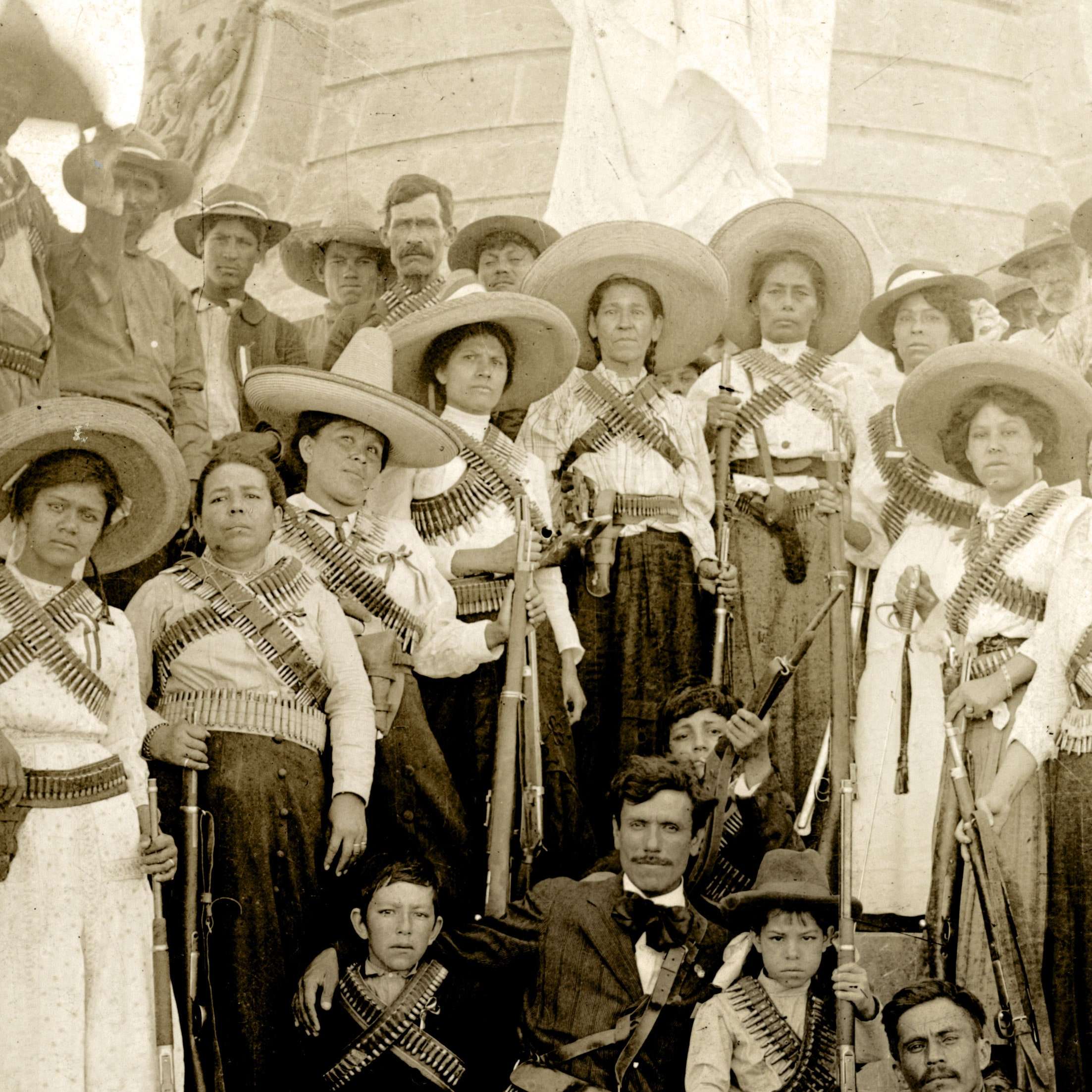 عکسی قدیمی از زنان مبارز مکزیکی