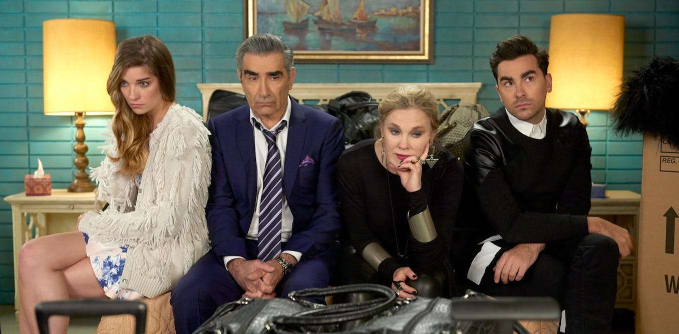 بررسی تاثیر فشن در طراحی لباس سریال "Schitt’s creek"