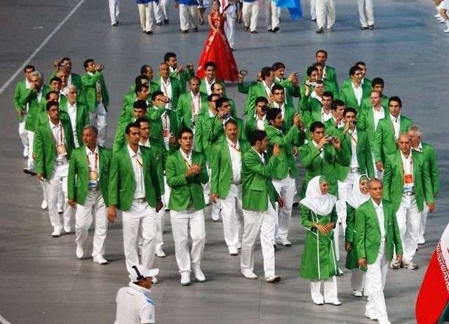 مانتوهای بلند و گشاد پوششی همیشگی برای بانوان لباس کاروان المپیک ایران