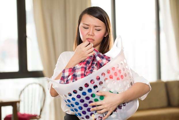 استفاده از شوینده مناسب برای از بین بردن بوی عرق در لباس