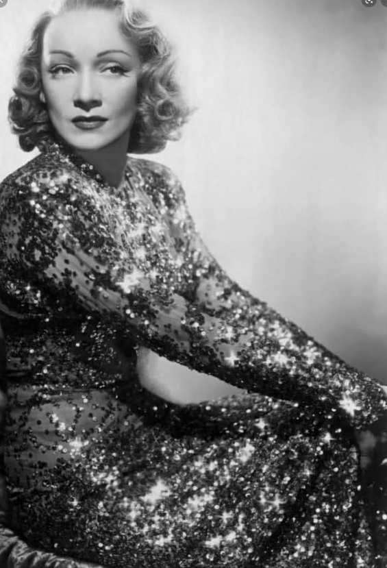 لباس پولک دوزی "مارلنه دیتریش" Marlene Dietrich در فیلم "ماجرای خارجی" ،سال 1948 