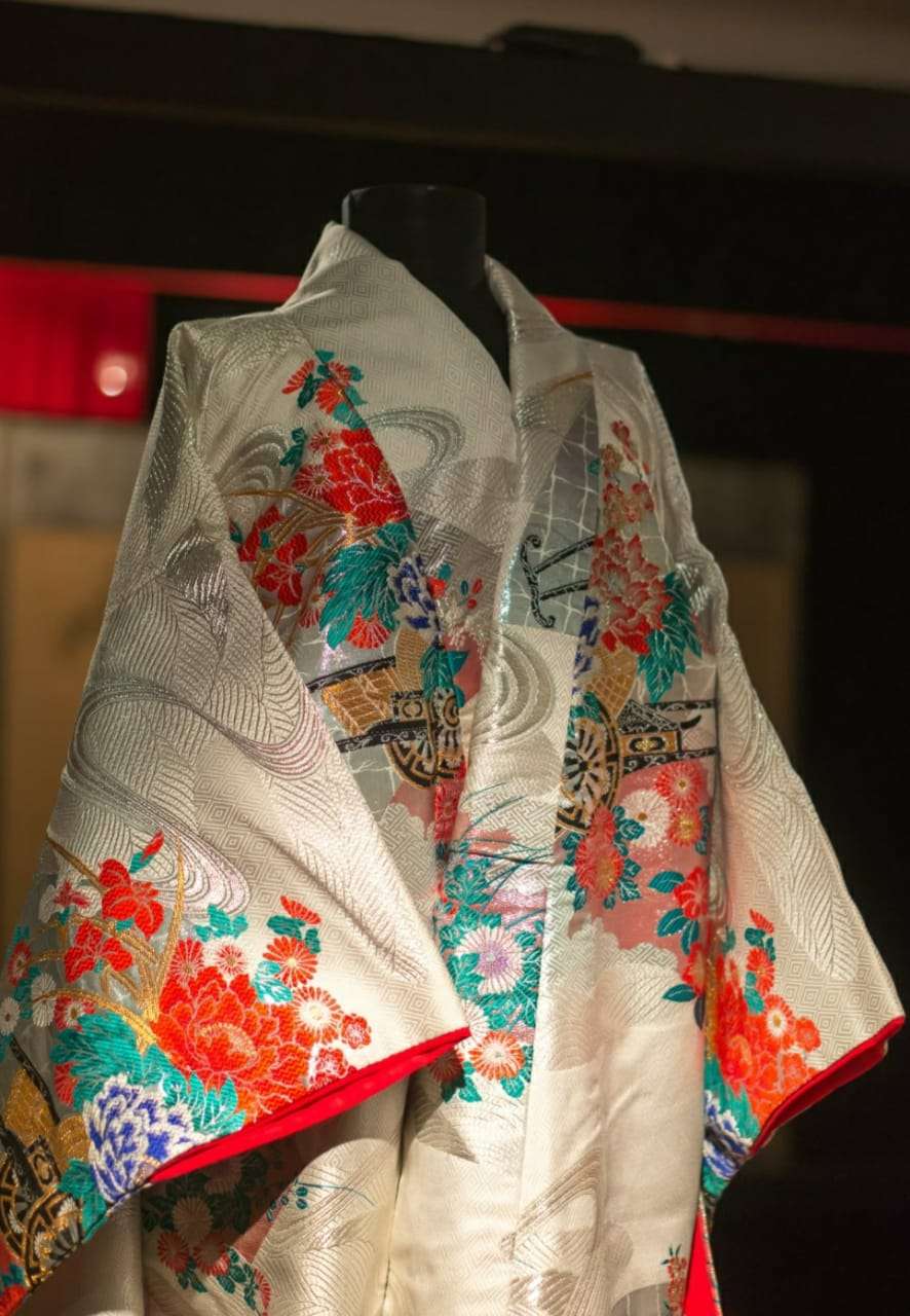 کیمونو با پارچه‌ی ابریشمی