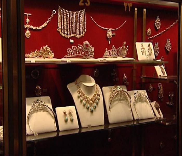 نمایی از جواهرات سلطنتی در موزه جواهرات ایران