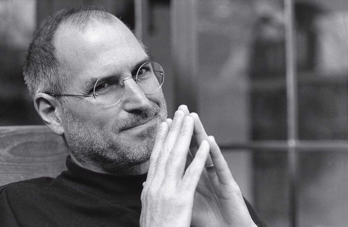استیو جابز Steve Jobs  با پلوور یقه اسکی مشکی