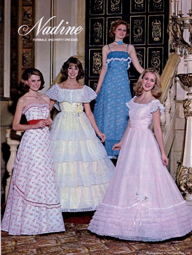 تصویری از زنان در دهه 1970 با لباس یقه قایقی- مجله کمد