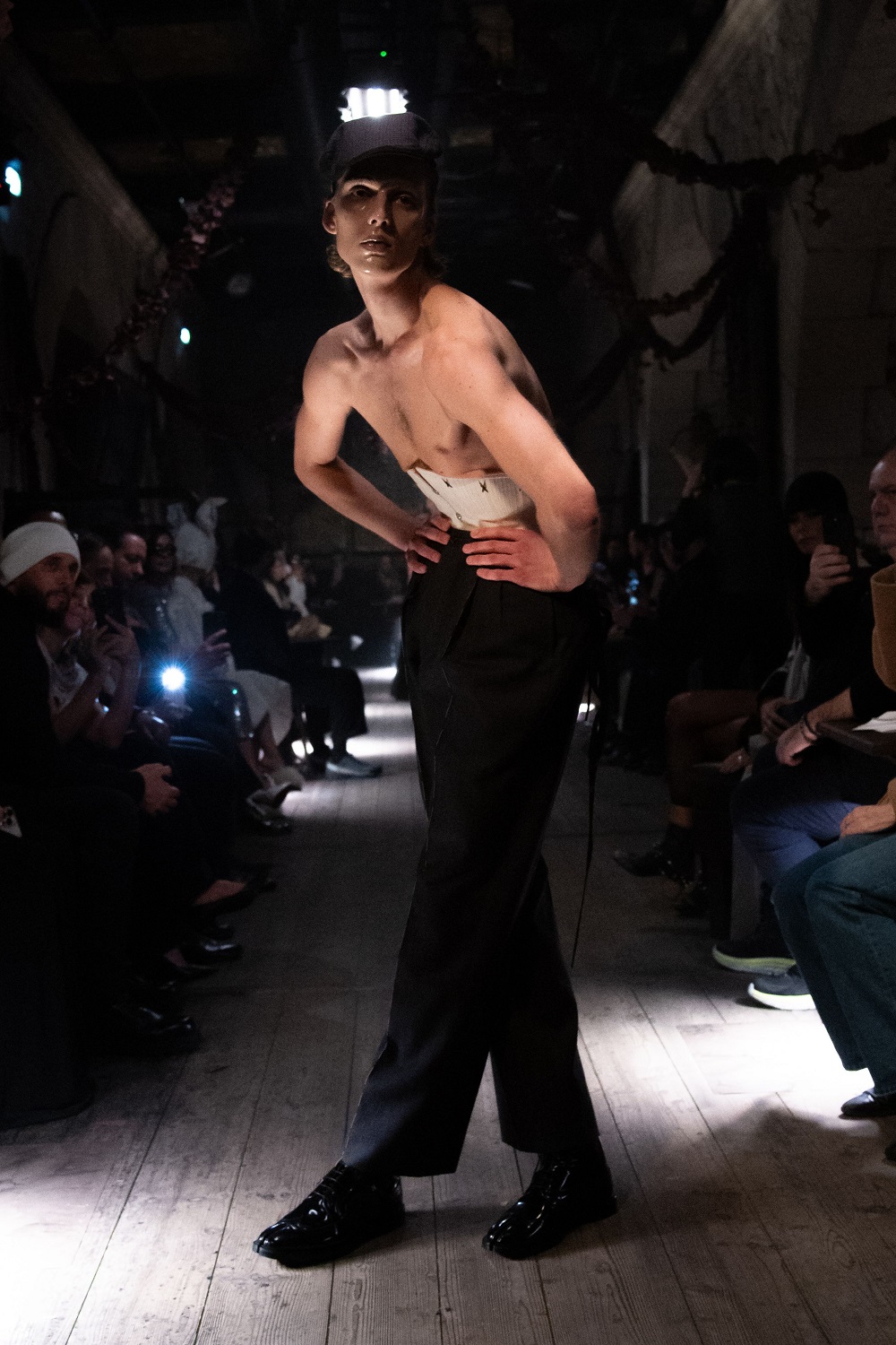 نماهایی از فشنشوی بهارهی 2024 Maison Margiela در پاریس با طراحی John Galliano