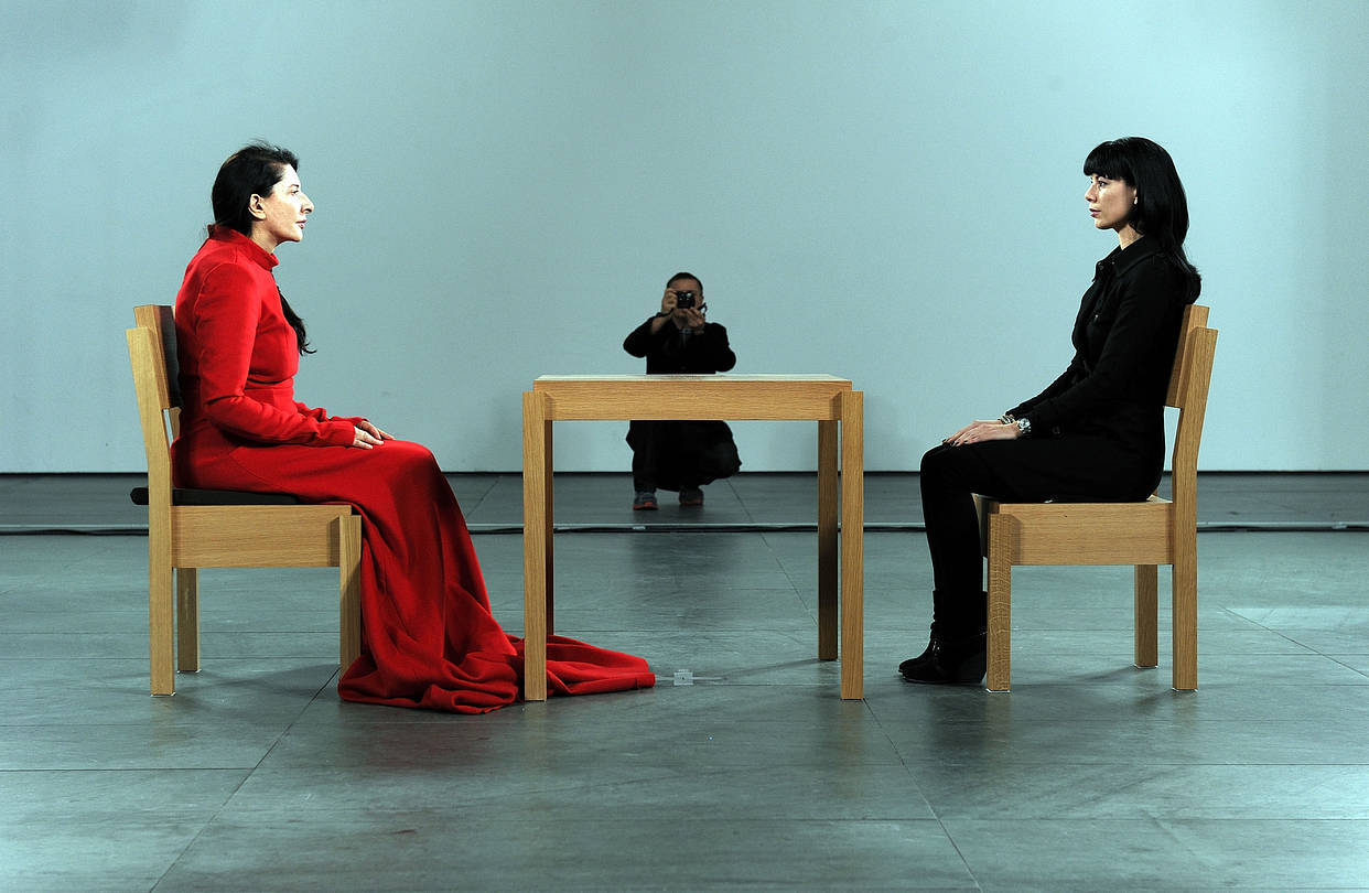 نمایی از پرفورمنس آرت The Artist Is Present اثر Marina Abramovic