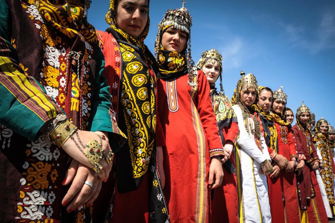تفاوتهای لباس سنتی در بندر ترکمن و ترکمنصحرا