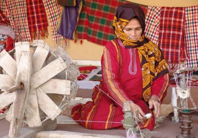 ریسندگی نخ برای تهیه پارچه های دستباف ترکمن