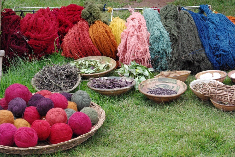 رنگرزی پارچه های دستباف ترکمن