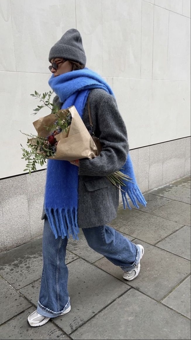 شالهای بافتنی بلند و ضخیم (Oversized Scarves)