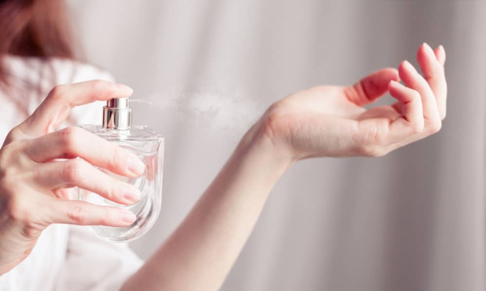 عطر را اسپری کنید اما با دست پخش نکنید 