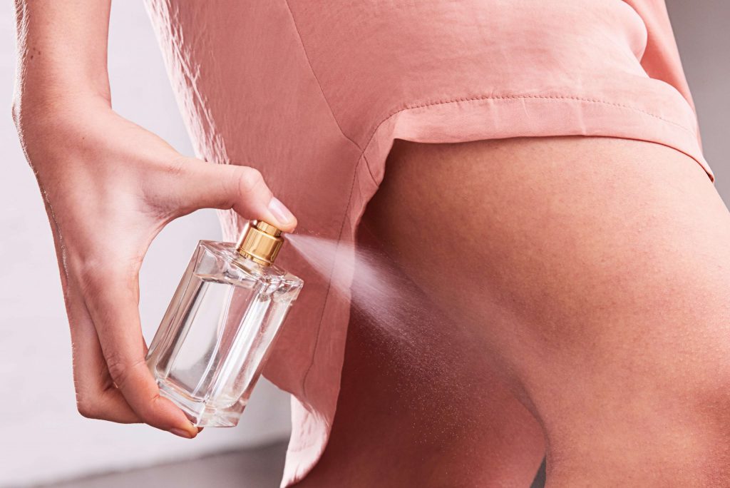 پشت زانو بهترین نقطه برای عطر زدن 