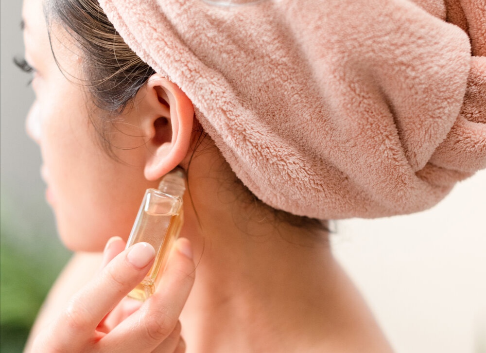 پشت گوش - جای مناسب برای عطر زدن 