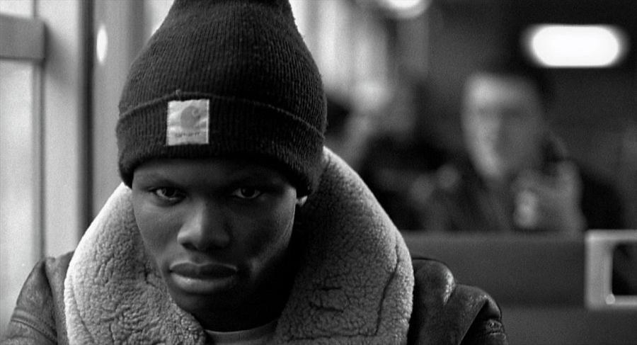 کلاه بافتنی کارهارت در فیلم La Haine 1995,نمونهای از تأثیر برند در سابکالچرهیپهاپ