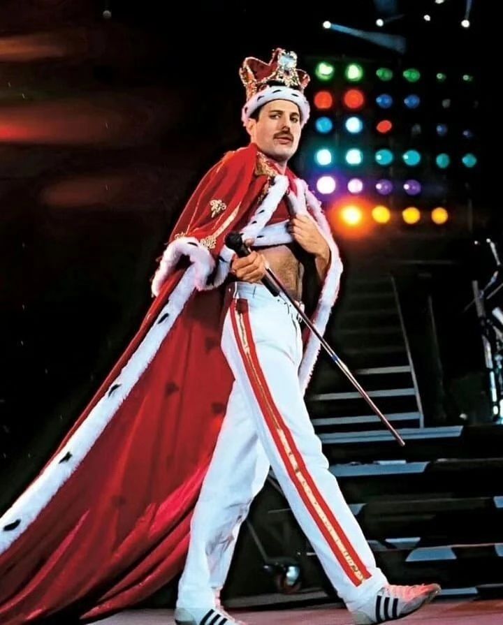 فردی مرکوری در اجرای God save the queen تور جهانی اواخر دههی 80 میلادی